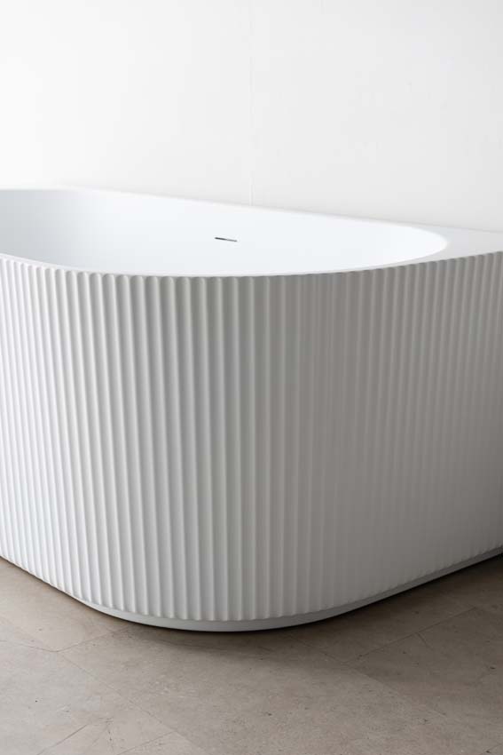 Baignoire semi-îlot Chase blanc mat striée 170x80cm Baignoire semi-îlot Chase blanc mat striée 170x80cm